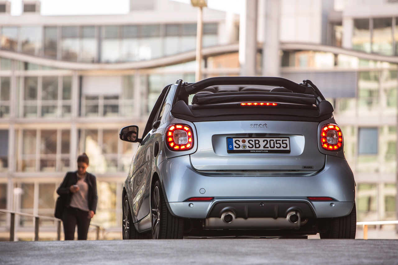 Autotest nieuwe smart BRABUS fortwo en forfour. Het sportieve duo met 109 pk turbomotor en twinamic automaat heeft meer in hun mars dan ooit en we mochten er zelfs het circuit mee op.