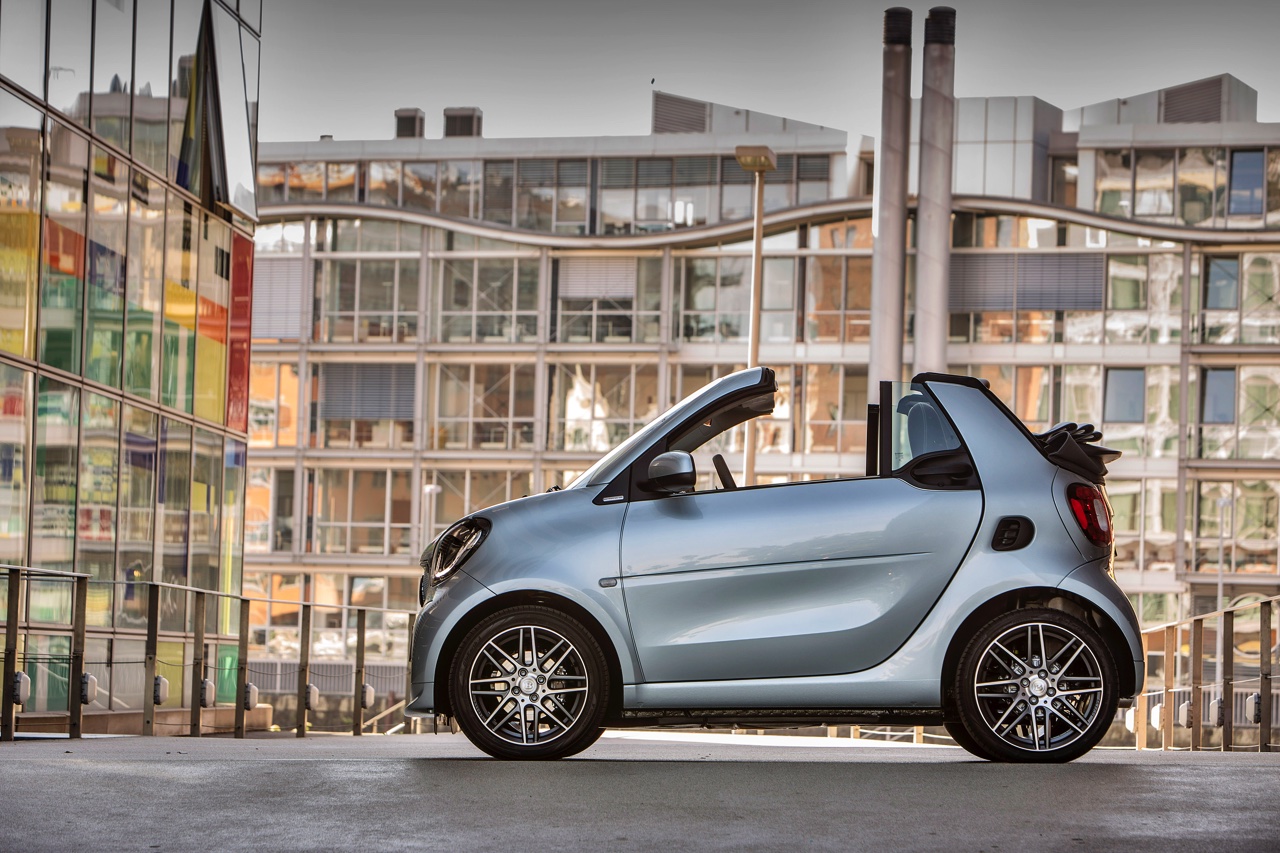 Autotest nieuwe smart BRABUS fortwo en forfour. Het sportieve duo met 109 pk turbomotor en twinamic automaat heeft meer in hun mars dan ooit en we mochten er zelfs het circuit mee op.