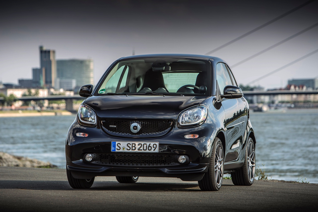 Autotest nieuwe smart BRABUS fortwo en forfour. Het sportieve duo met 109 pk turbomotor en twinamic automaat heeft meer in hun mars dan ooit en we mochten er zelfs het circuit mee op.
