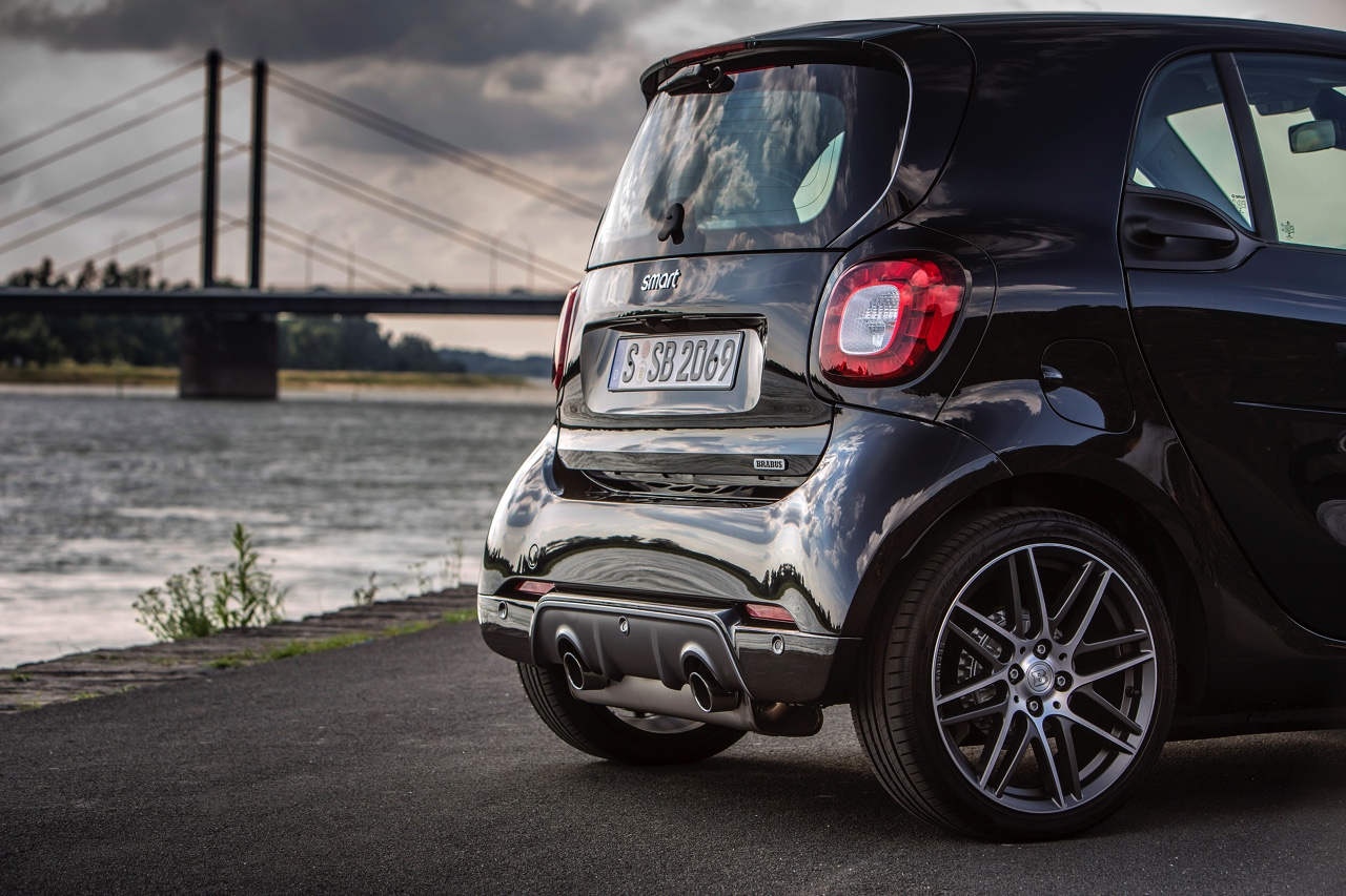 Autotest nieuwe smart BRABUS fortwo en forfour. Het sportieve duo met 109 pk turbomotor en twinamic automaat heeft meer in hun mars dan ooit en we mochten er zelfs het circuit mee op.