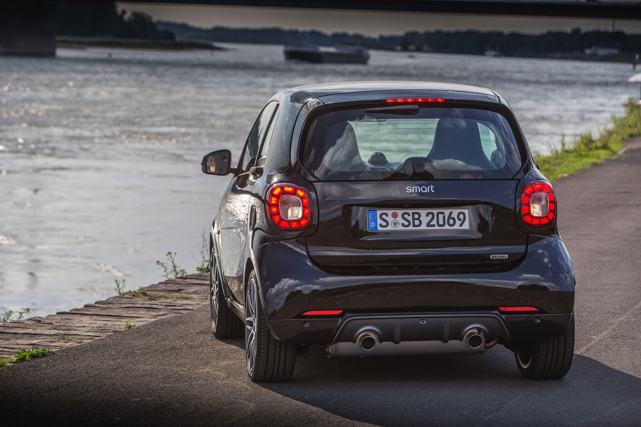 Autotest nieuwe smart BRABUS fortwo en forfour. Het sportieve duo met 109 pk turbomotor en twinamic automaat heeft meer in hun mars dan ooit en we mochten er zelfs het circuit mee op.