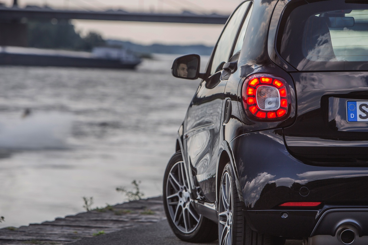 Autotest nieuwe smart BRABUS fortwo en forfour. Het sportieve duo met 109 pk turbomotor en twinamic automaat heeft meer in hun mars dan ooit en we mochten er zelfs het circuit mee op.