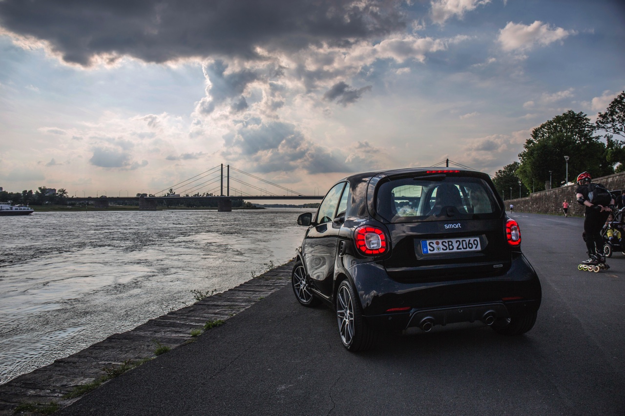Autotest nieuwe smart BRABUS fortwo en forfour. Het sportieve duo met 109 pk turbomotor en twinamic automaat heeft meer in hun mars dan ooit en we mochten er zelfs het circuit mee op.