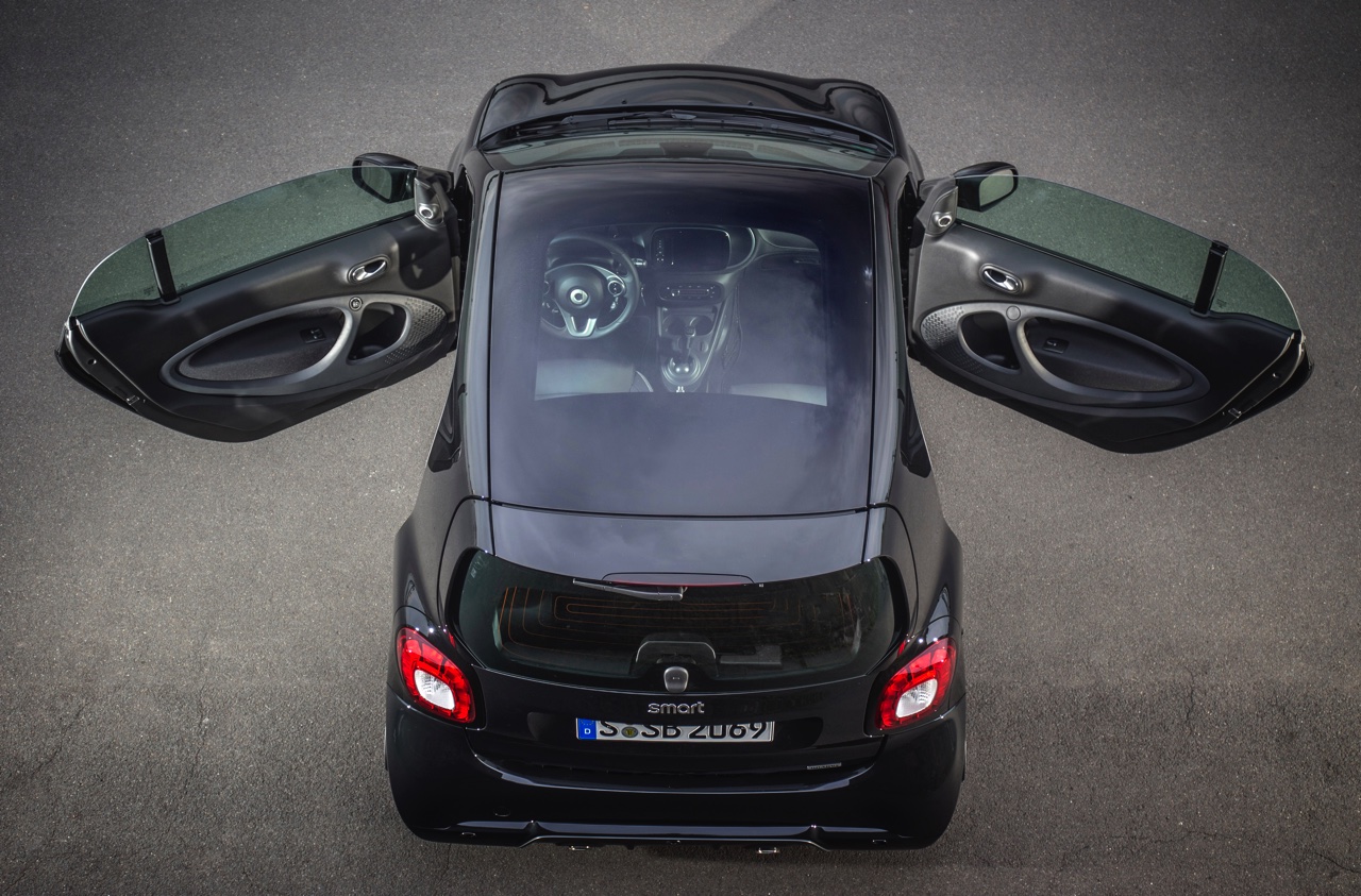 Autotest nieuwe smart BRABUS fortwo en forfour. Het sportieve duo met 109 pk turbomotor en twinamic automaat heeft meer in hun mars dan ooit en we mochten er zelfs het circuit mee op.