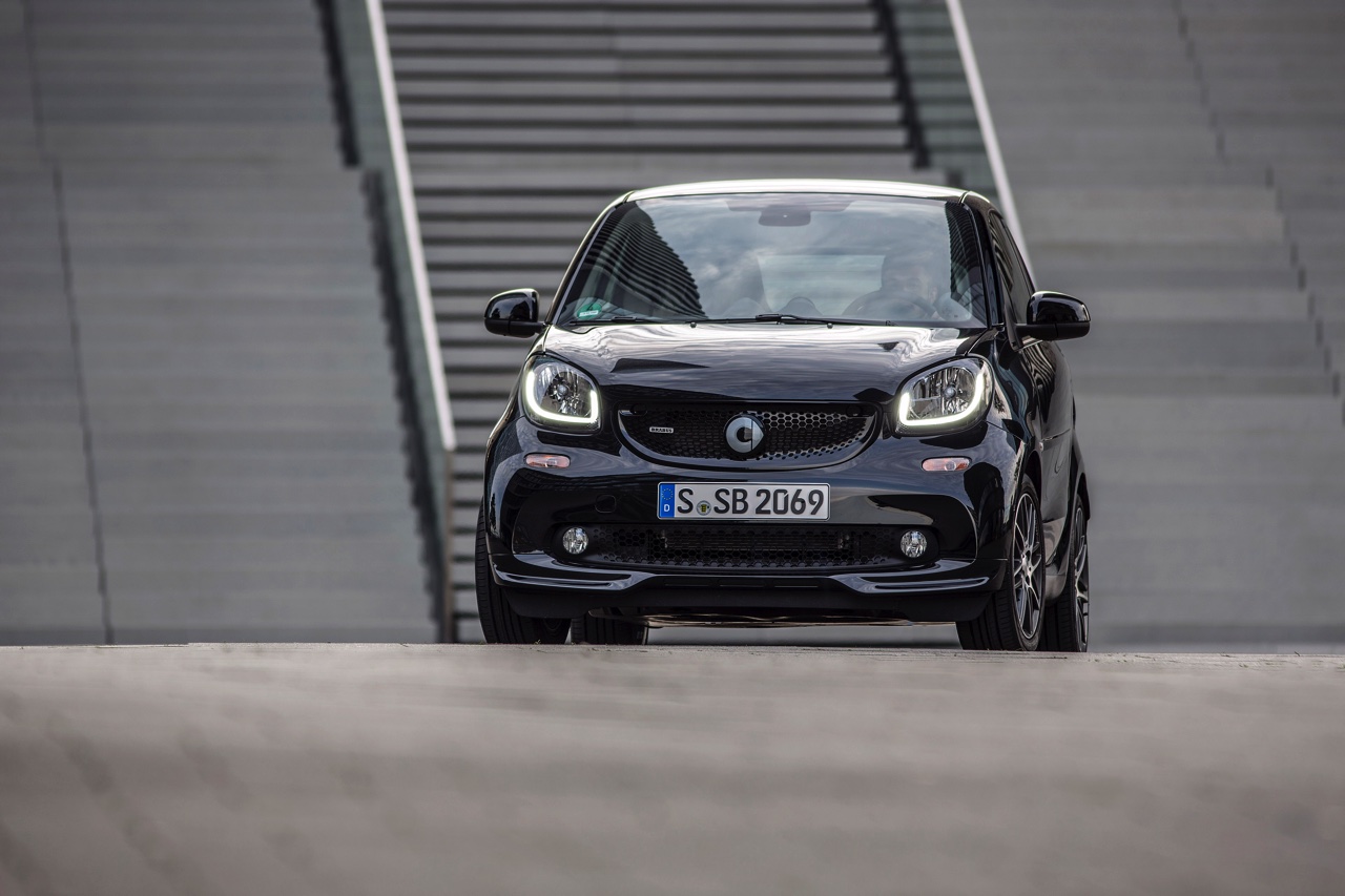 Autotest nieuwe smart BRABUS fortwo en forfour. Het sportieve duo met 109 pk turbomotor en twinamic automaat heeft meer in hun mars dan ooit en we mochten er zelfs het circuit mee op.