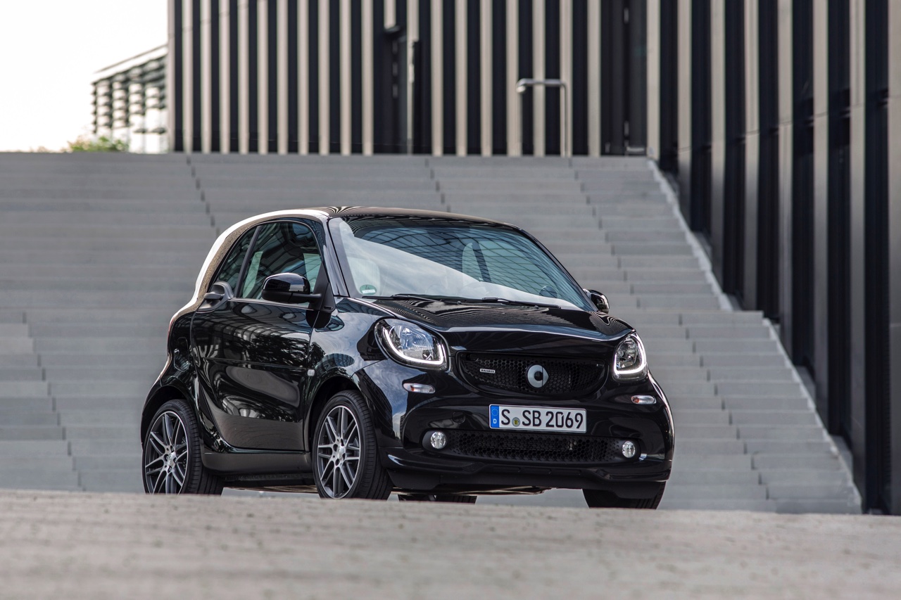 Autotest nieuwe smart BRABUS fortwo en forfour. Het sportieve duo met 109 pk turbomotor en twinamic automaat heeft meer in hun mars dan ooit en we mochten er zelfs het circuit mee op.