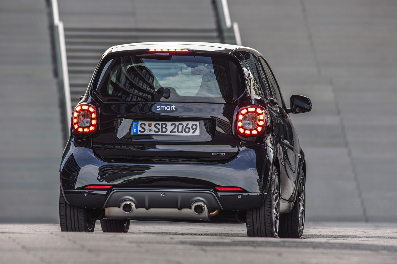 Autotest nieuwe smart BRABUS fortwo en forfour. Het sportieve duo met 109 pk turbomotor en twinamic automaat heeft meer in hun mars dan ooit en we mochten er zelfs het circuit mee op.