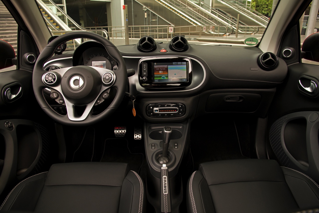Autotest nieuwe smart BRABUS fortwo en forfour. Het sportieve duo met 109 pk turbomotor en twinamic automaat heeft meer in hun mars dan ooit en we mochten er zelfs het circuit mee op.