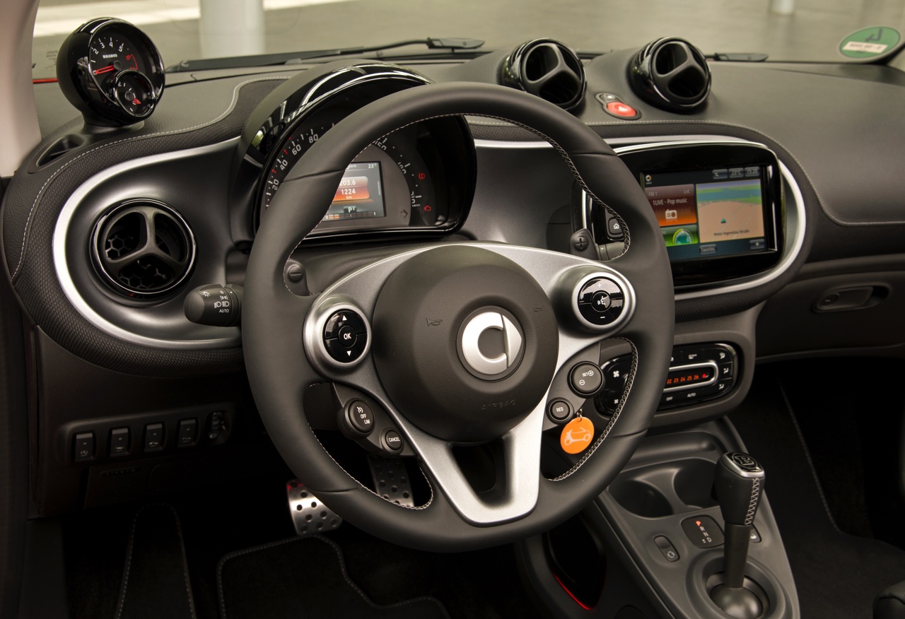 Autotest nieuwe smart BRABUS fortwo en forfour. Het sportieve duo met 109 pk turbomotor en twinamic automaat heeft meer in hun mars dan ooit en we mochten er zelfs het circuit mee op.