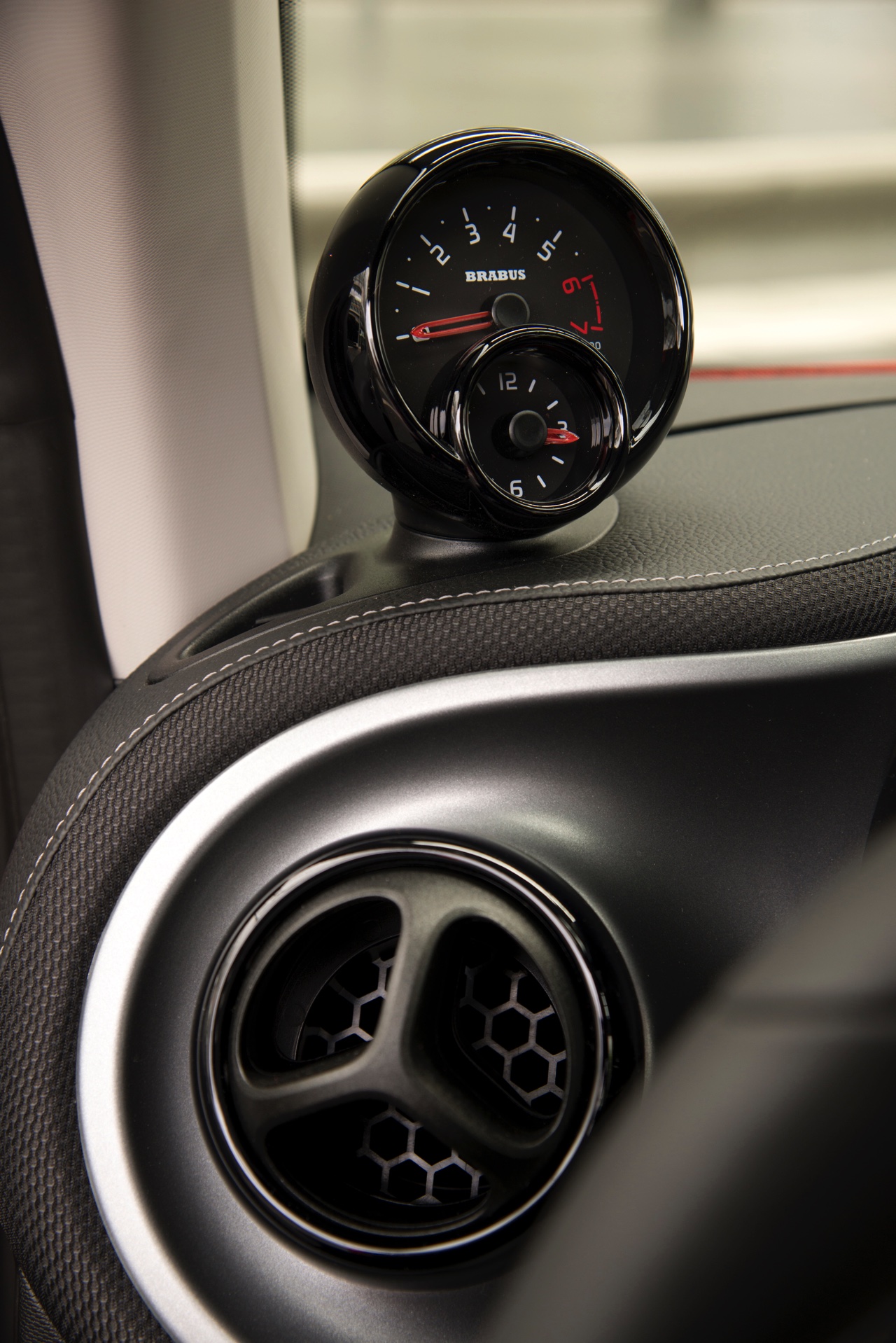 Autotest nieuwe smart BRABUS fortwo en forfour. Het sportieve duo met 109 pk turbomotor en twinamic automaat heeft meer in hun mars dan ooit en we mochten er zelfs het circuit mee op.