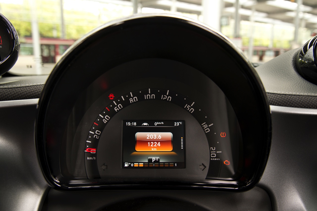 Autotest nieuwe smart BRABUS fortwo en forfour. Het sportieve duo met 109 pk turbomotor en twinamic automaat heeft meer in hun mars dan ooit en we mochten er zelfs het circuit mee op.