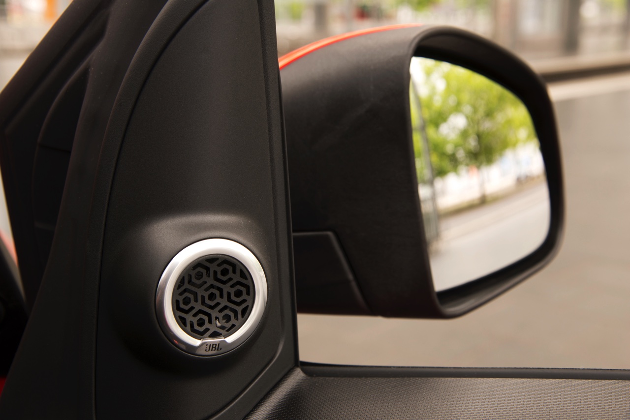 Autotest nieuwe smart BRABUS fortwo en forfour. Het sportieve duo met 109 pk turbomotor en twinamic automaat heeft meer in hun mars dan ooit en we mochten er zelfs het circuit mee op.