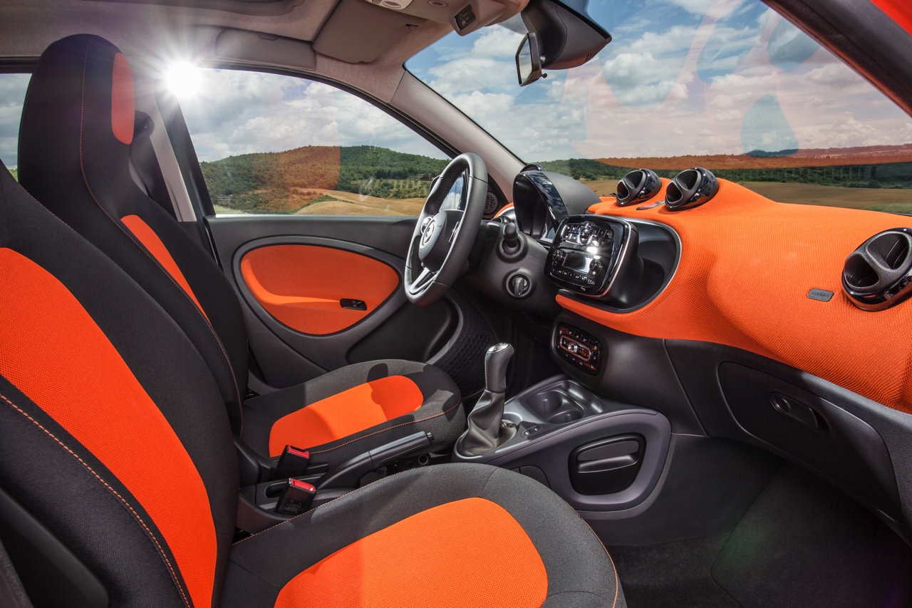 Smart fortwo en forfour nu ook als base. De nieuwe instapuitvoering laat de vanafprijzen dalen naar 10.695 euro voor de fortwo en 10.995 euro voor de forfour.