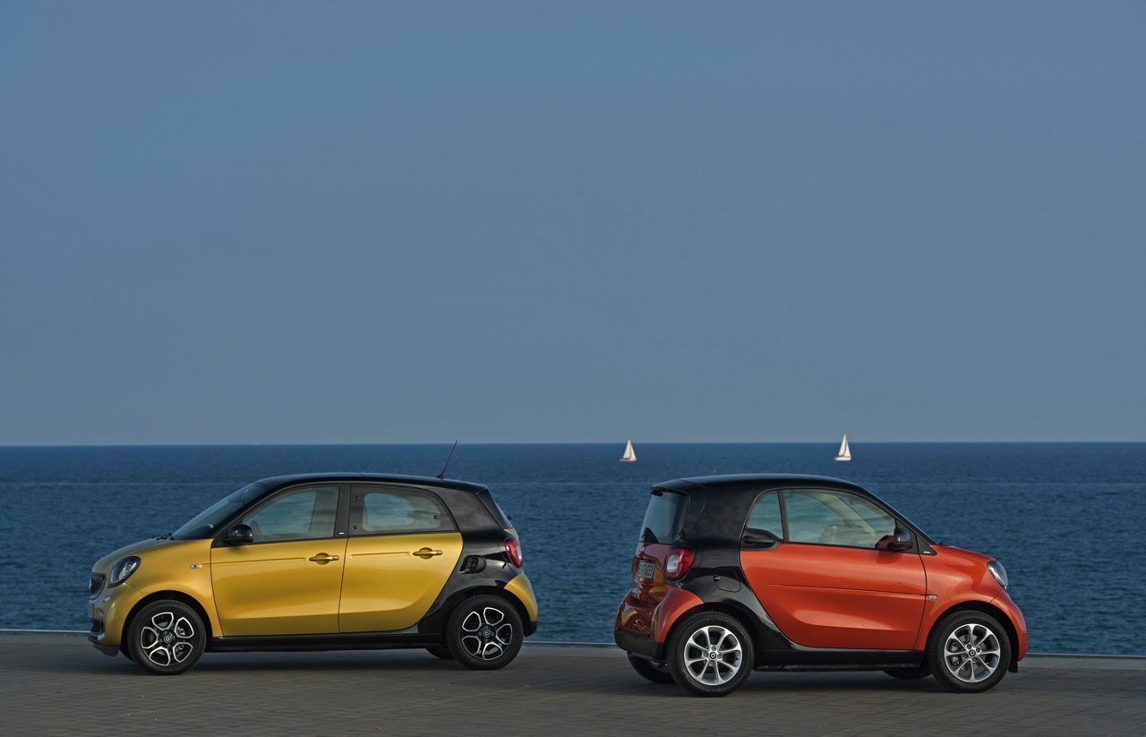 Smart fortwo en forfour nu ook als base. De nieuwe instapuitvoering laat de vanafprijzen dalen naar 10.695 euro voor de fortwo en 10.995 euro voor de forfour.
