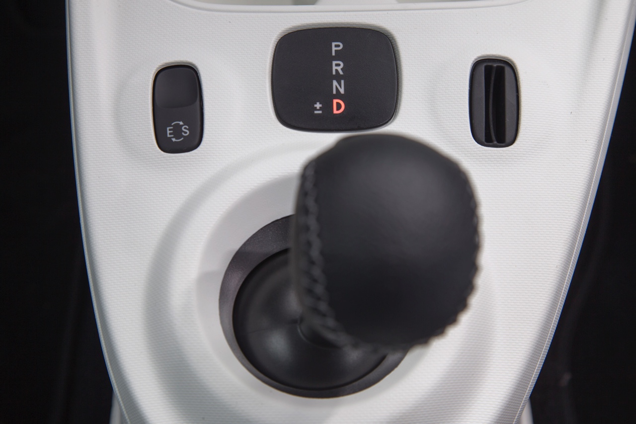 Autotest nieuwe Smart fortwo met twinamic automaat gereden in Stuttgart. De nieuwe transmissie is een aanwinst voor de tweezitter om lekker vlot en toch zuinig door de stad te rijden.