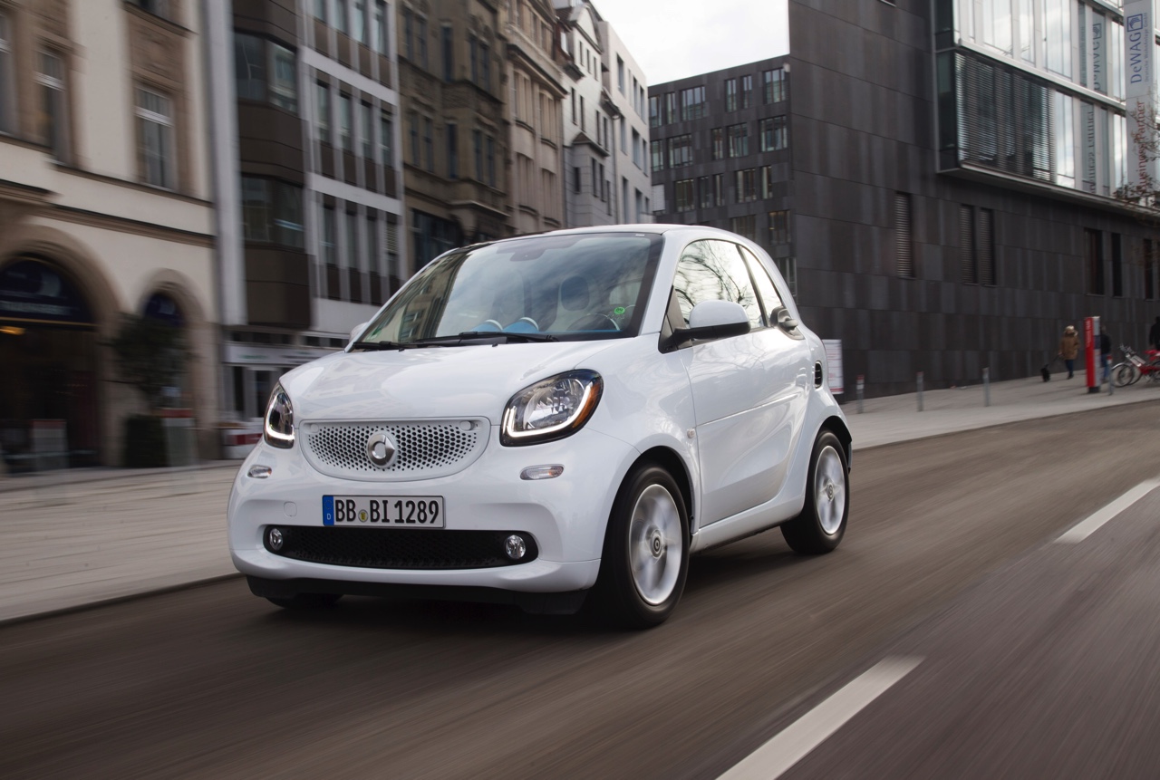 Autotest nieuwe Smart fortwo met twinamic automaat gereden in Stuttgart. De nieuwe transmissie is een aanwinst voor de tweezitter om lekker vlot en toch zuinig door de stad te rijden.