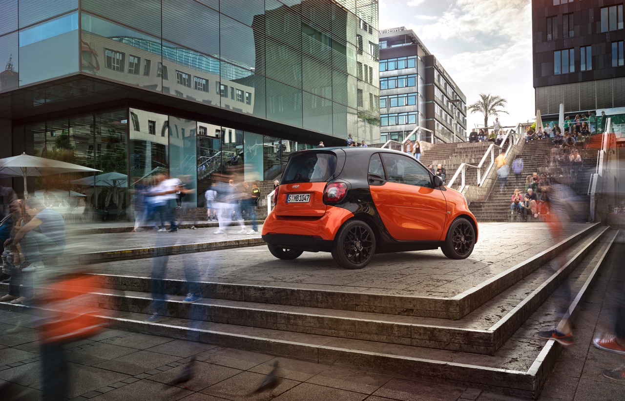 Autotest nieuwe Smart fortwo met twinamic automaat gereden in Stuttgart. De nieuwe transmissie is een aanwinst voor de tweezitter om lekker vlot en toch zuinig door de stad te rijden.
