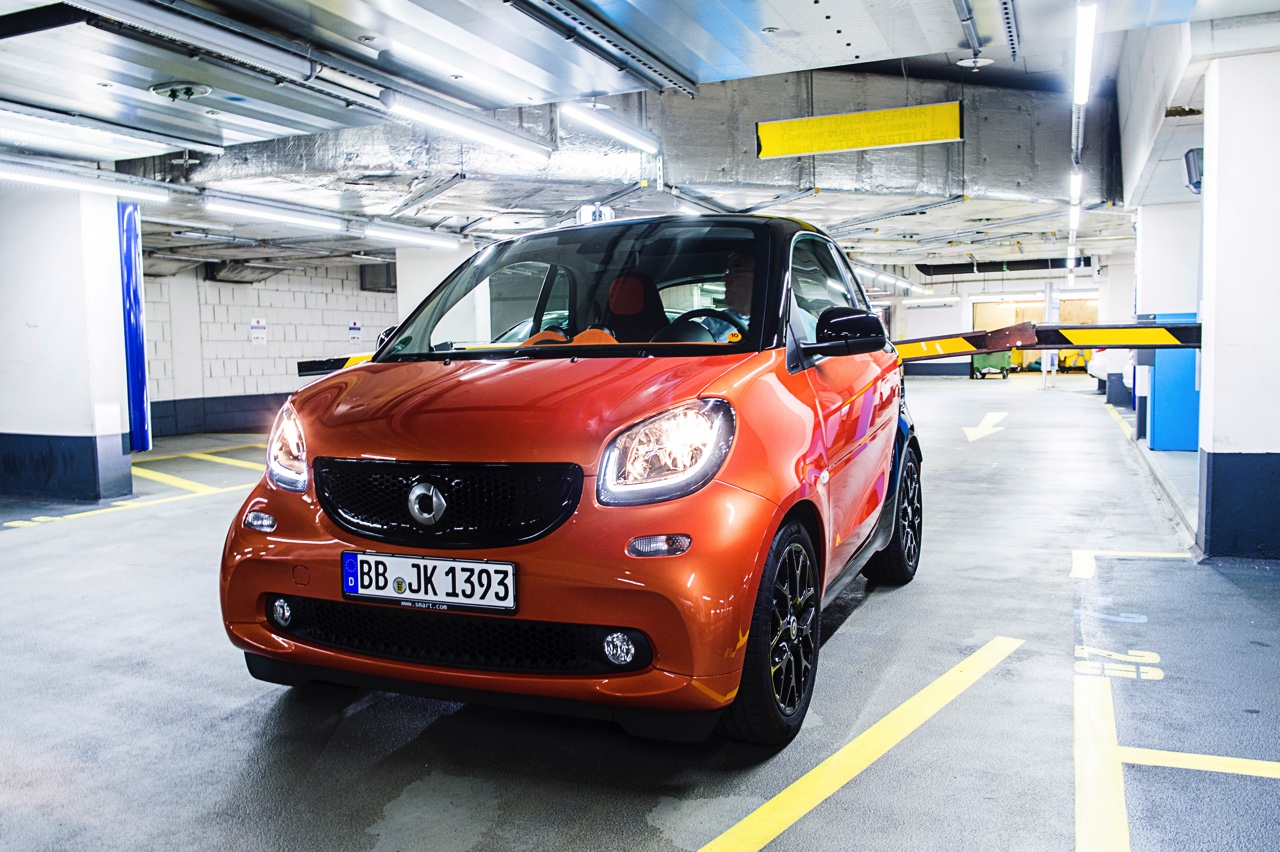 Autotest nieuwe Smart fortwo met twinamic automaat gereden in Stuttgart. De nieuwe transmissie is een aanwinst voor de tweezitter om lekker vlot en toch zuinig door de stad te rijden.