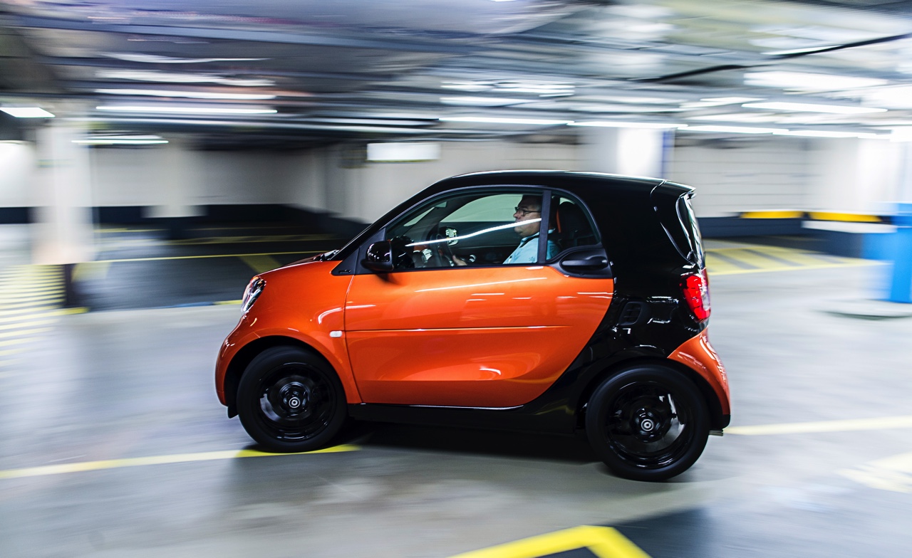 Autotest nieuwe Smart fortwo met twinamic automaat gereden in Stuttgart. De nieuwe transmissie is een aanwinst voor de tweezitter om lekker vlot en toch zuinig door de stad te rijden.