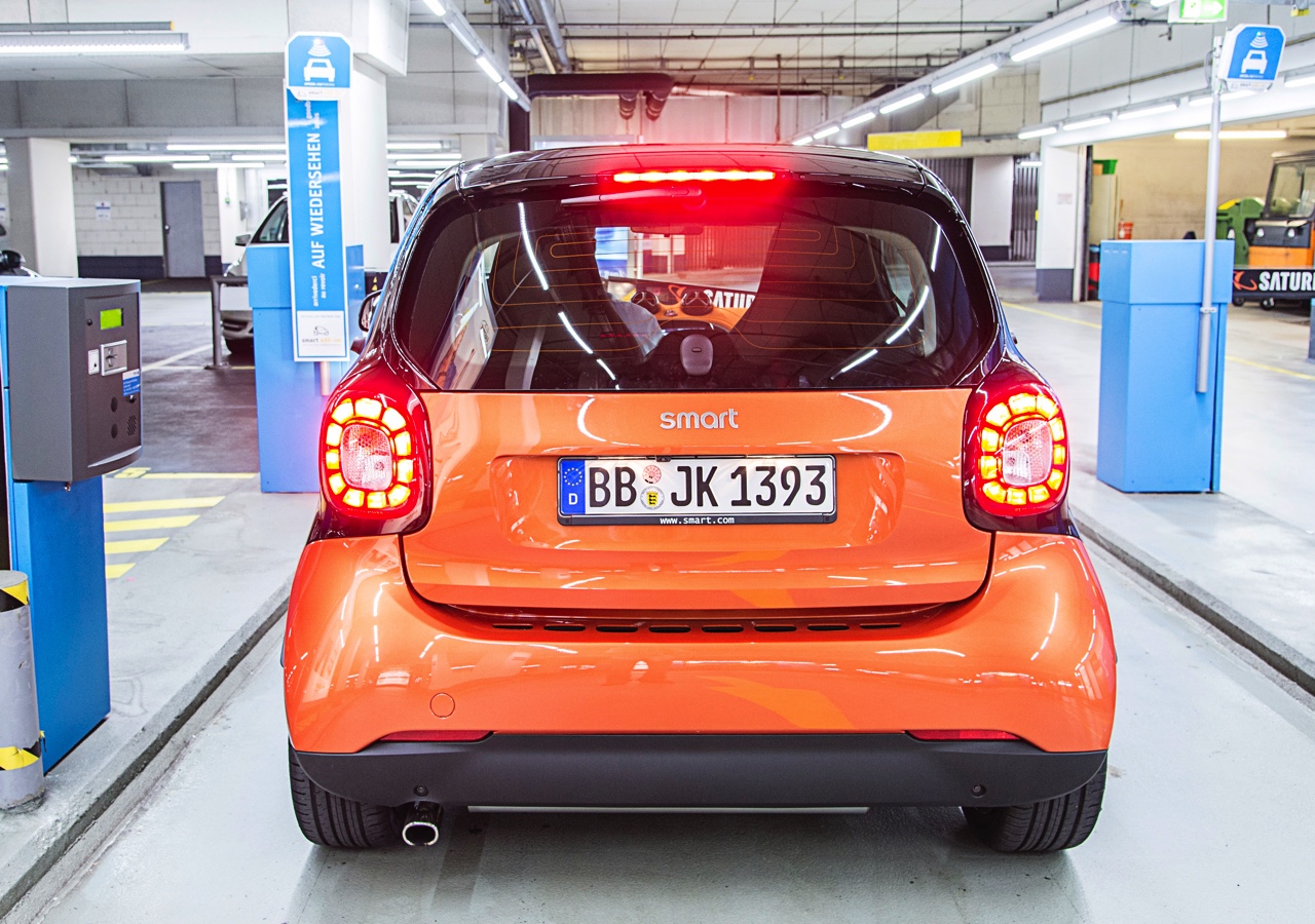 Autotest nieuwe Smart fortwo met twinamic automaat gereden in Stuttgart. De nieuwe transmissie is een aanwinst voor de tweezitter om lekker vlot en toch zuinig door de stad te rijden.