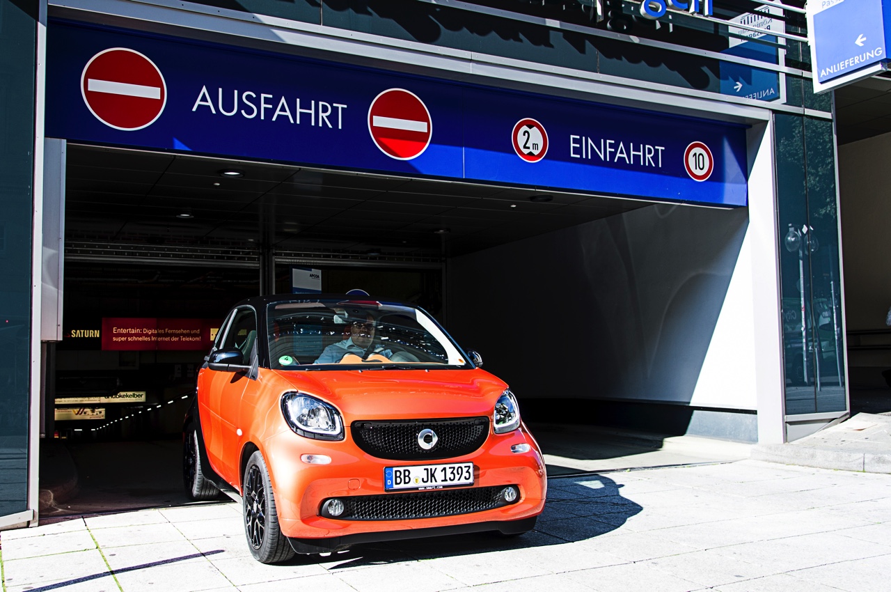 Autotest nieuwe Smart fortwo met twinamic automaat gereden in Stuttgart. De nieuwe transmissie is een aanwinst voor de tweezitter om lekker vlot en toch zuinig door de stad te rijden.