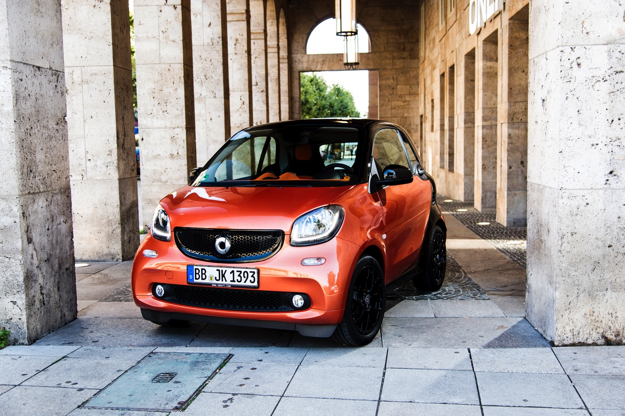 Autotest nieuwe Smart fortwo met twinamic automaat gereden in Stuttgart. De nieuwe transmissie is een aanwinst voor de tweezitter om lekker vlot en toch zuinig door de stad te rijden.