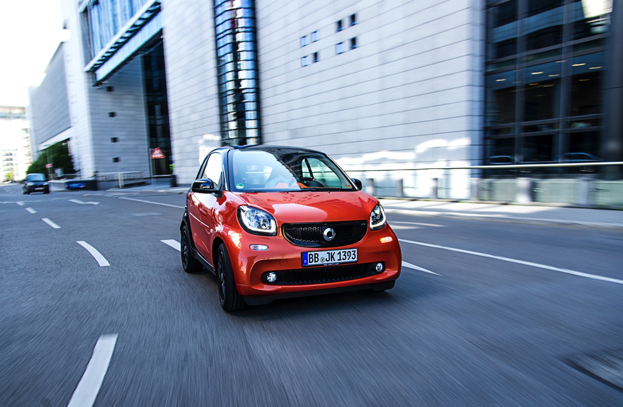 Autotest nieuwe Smart fortwo met twinamic automaat gereden in Stuttgart. De nieuwe transmissie is een aanwinst voor de tweezitter om lekker vlot en toch zuinig door de stad te rijden.