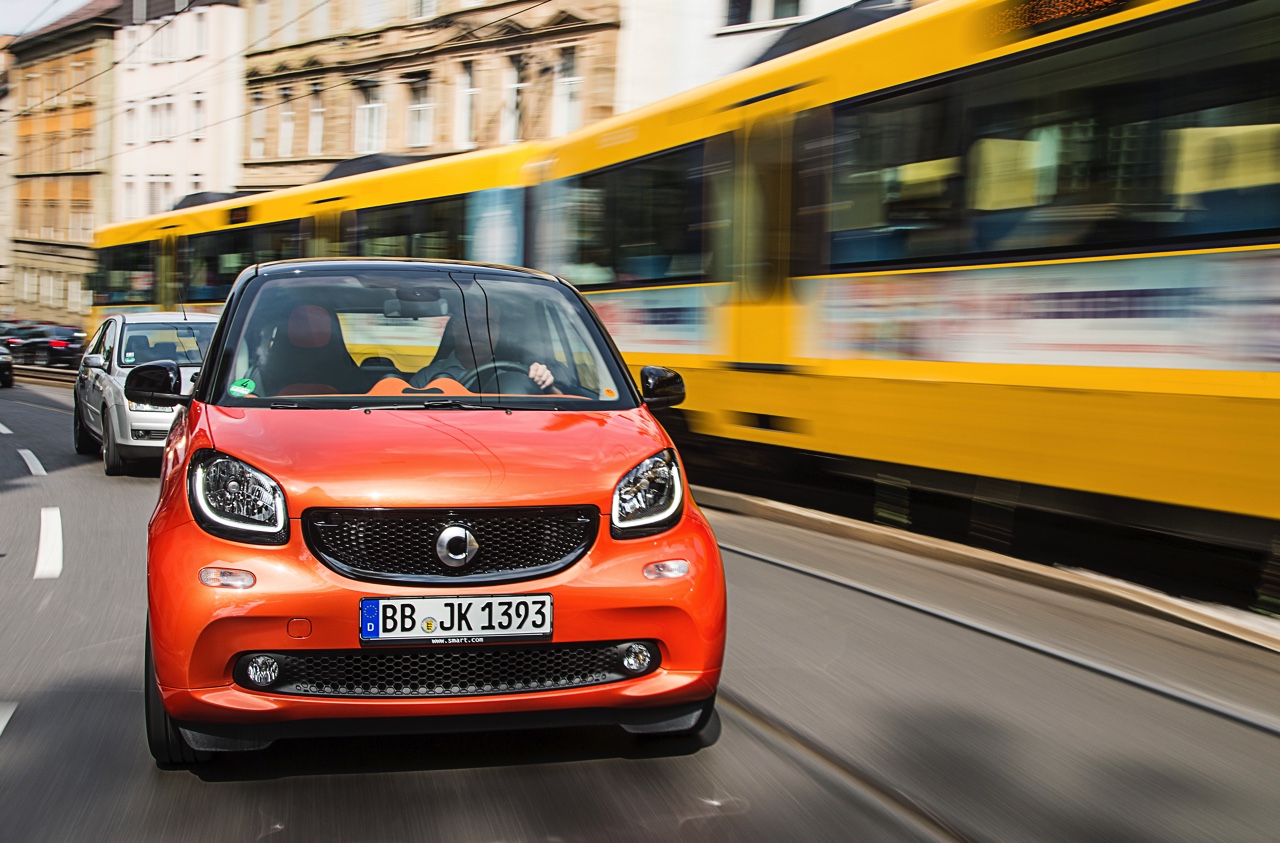 Autotest nieuwe Smart fortwo met twinamic automaat gereden in Stuttgart. De nieuwe transmissie is een aanwinst voor de tweezitter om lekker vlot en toch zuinig door de stad te rijden.