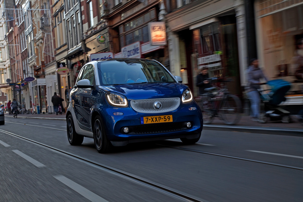 Autotest nieuwe Smart fortwo met twinamic automaat gereden in Stuttgart. De nieuwe transmissie is een aanwinst voor de tweezitter om lekker vlot en toch zuinig door de stad te rijden.