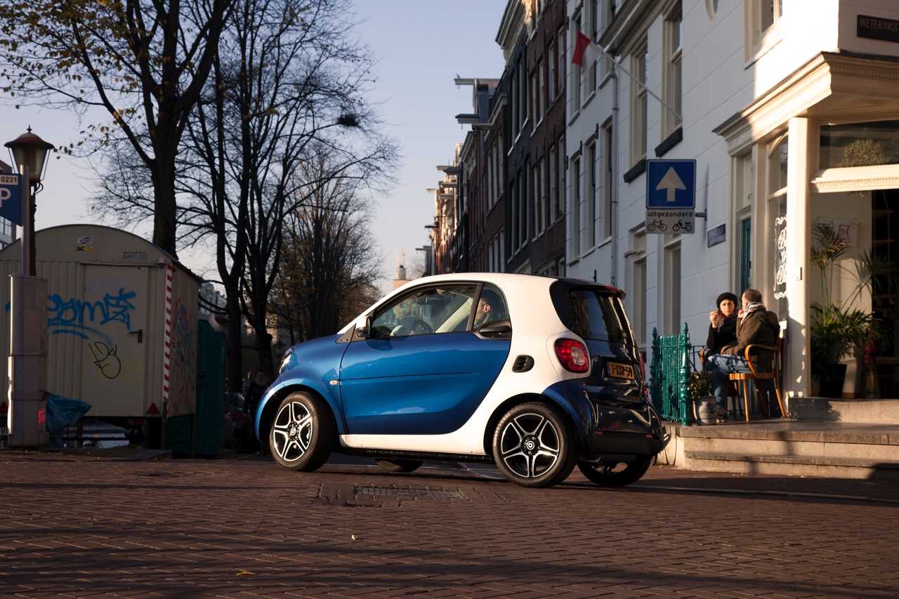 Autotest nieuwe Smart fortwo met twinamic automaat gereden in Stuttgart. De nieuwe transmissie is een aanwinst voor de tweezitter om lekker vlot en toch zuinig door de stad te rijden.