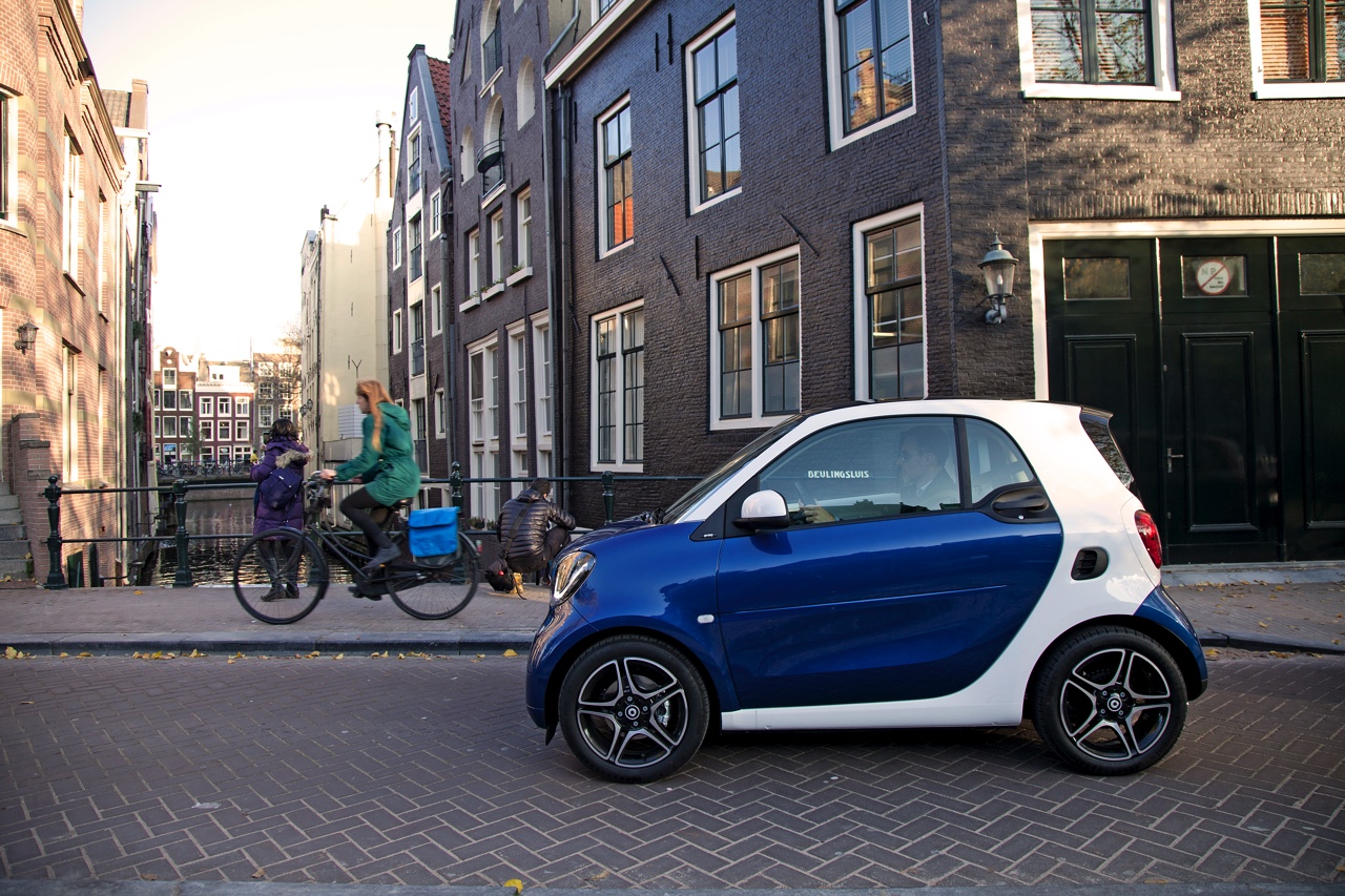 Autotest nieuwe Smart fortwo met twinamic automaat gereden in Stuttgart. De nieuwe transmissie is een aanwinst voor de tweezitter om lekker vlot en toch zuinig door de stad te rijden.