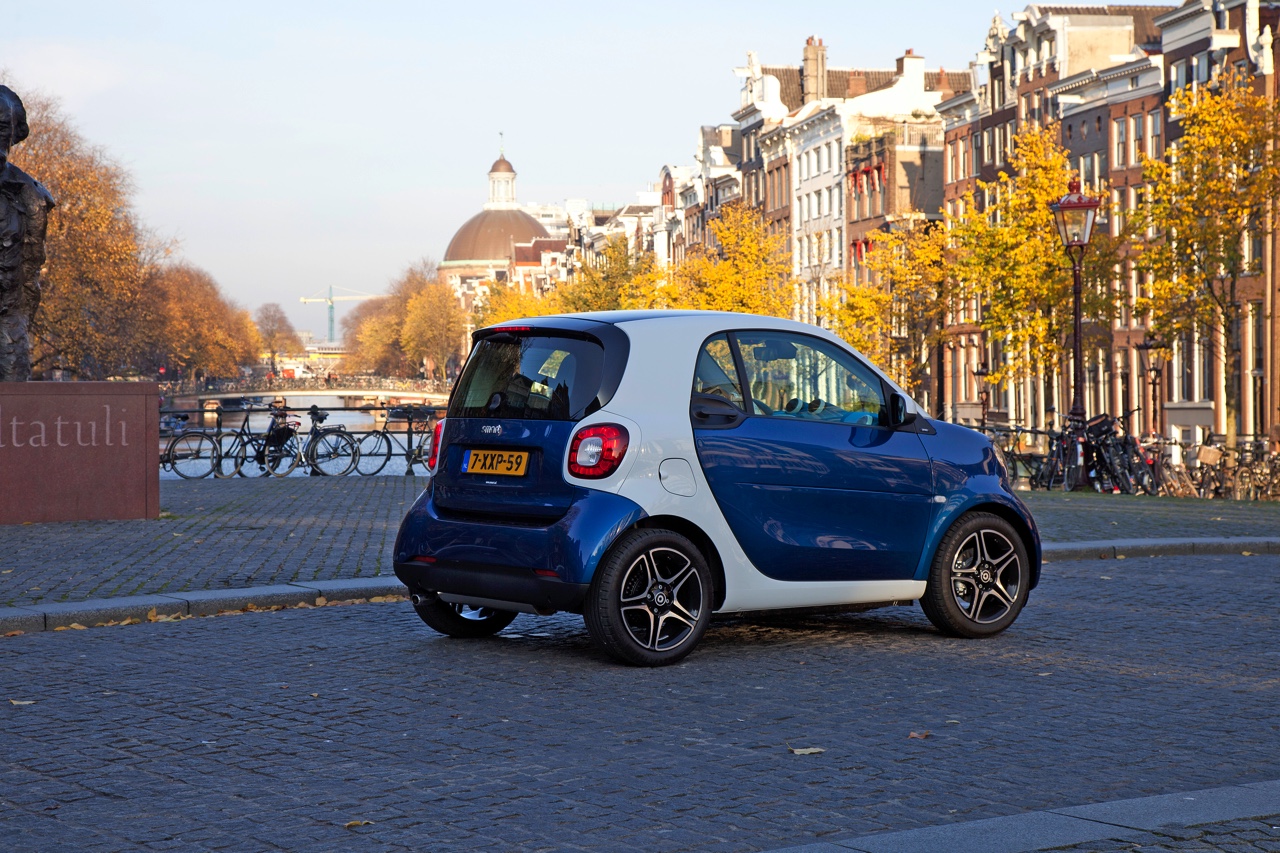 Autotest nieuwe Smart fortwo met twinamic automaat gereden in Stuttgart. De nieuwe transmissie is een aanwinst voor de tweezitter om lekker vlot en toch zuinig door de stad te rijden.