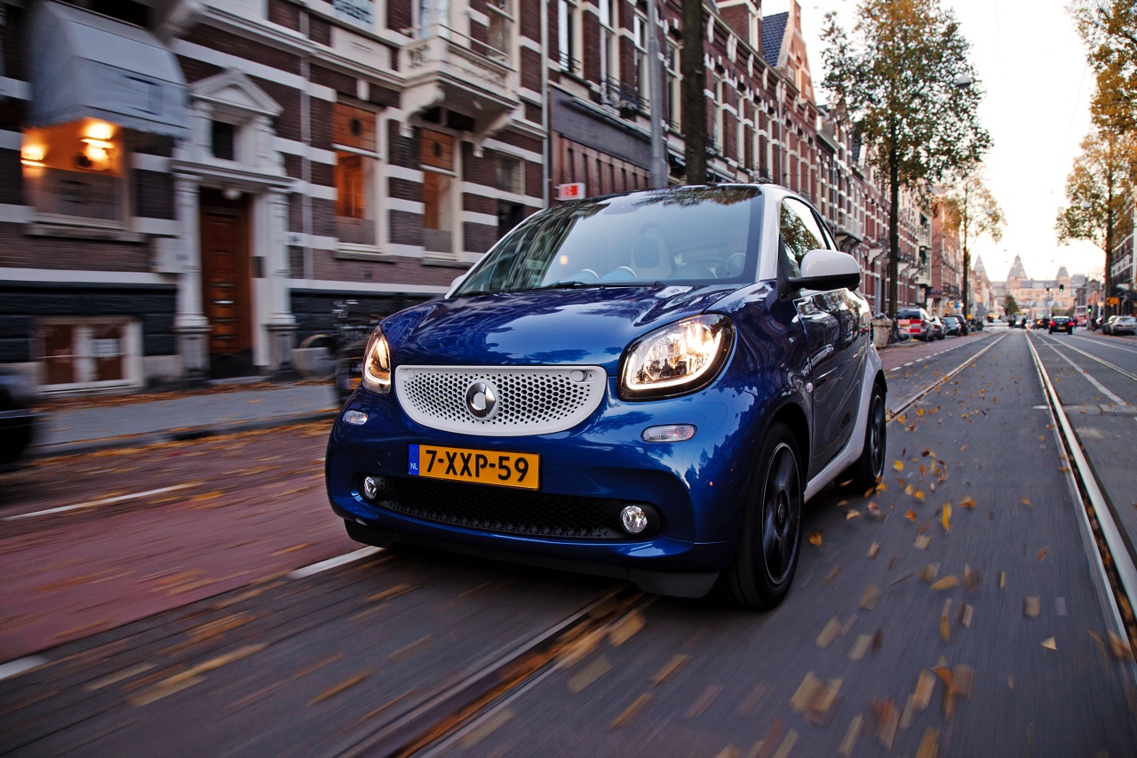 Autotest nieuwe Smart fortwo met twinamic automaat gereden in Stuttgart. De nieuwe transmissie is een aanwinst voor de tweezitter om lekker vlot en toch zuinig door de stad te rijden.