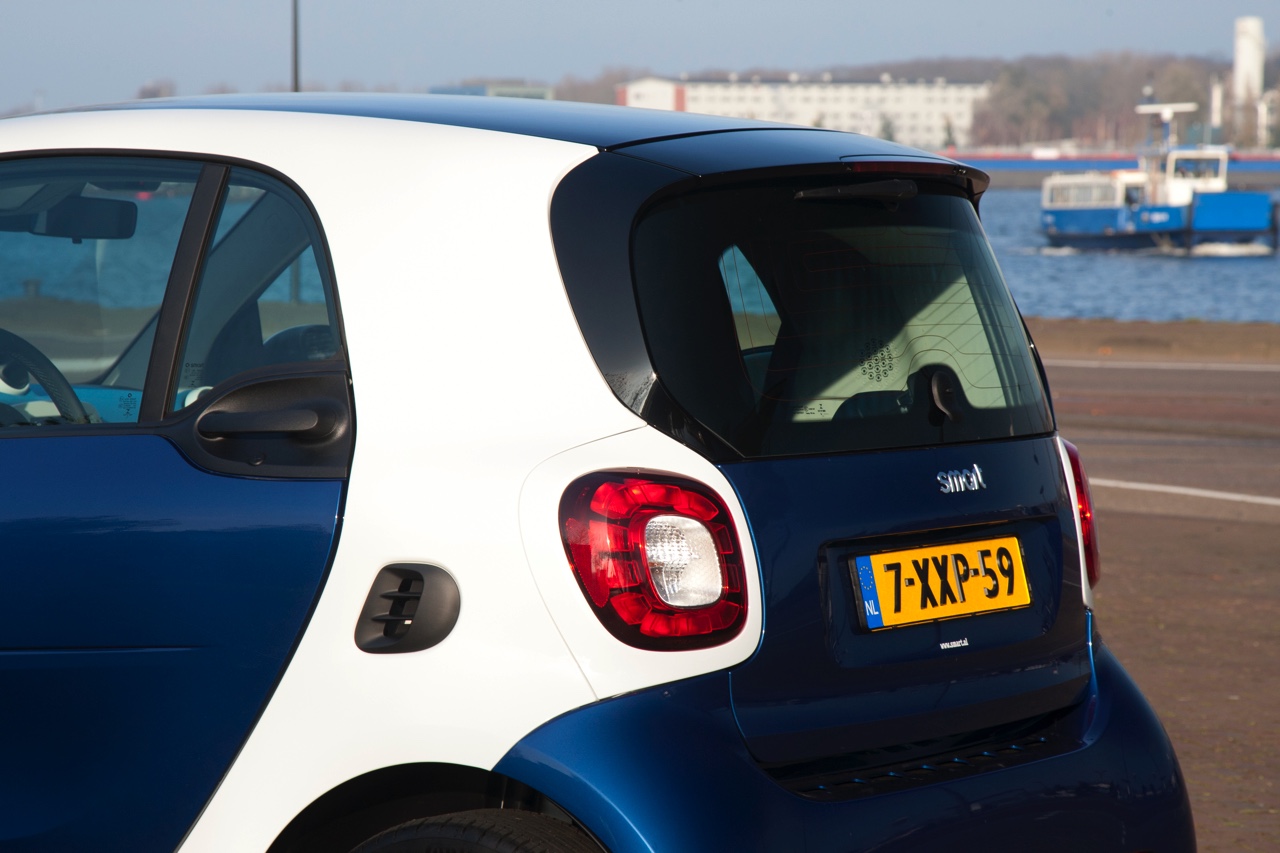 Autotest nieuwe Smart fortwo met twinamic automaat gereden in Stuttgart. De nieuwe transmissie is een aanwinst voor de tweezitter om lekker vlot en toch zuinig door de stad te rijden.