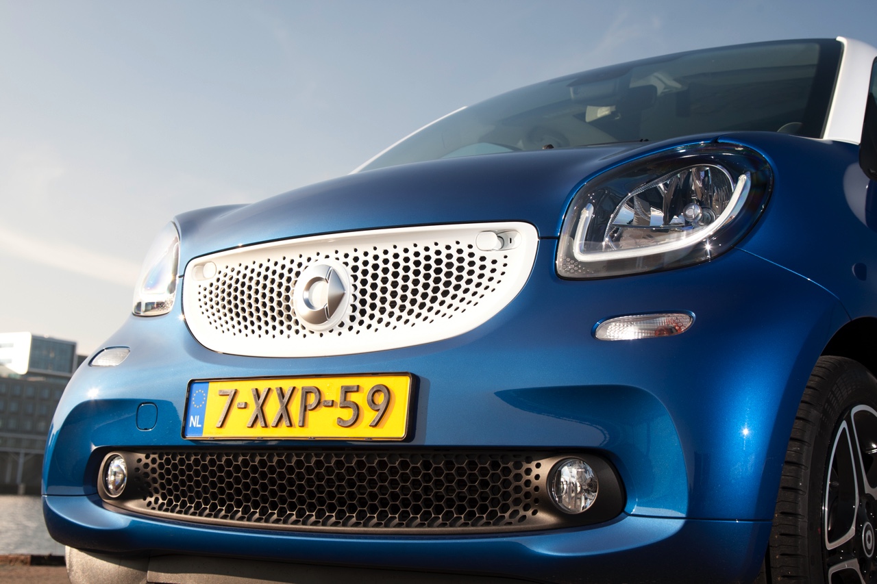 Autotest nieuwe Smart fortwo met twinamic automaat gereden in Stuttgart. De nieuwe transmissie is een aanwinst voor de tweezitter om lekker vlot en toch zuinig door de stad te rijden.