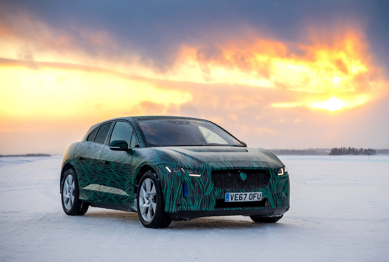 Jaguar testte de nieuwe elektrische I-Pace onder polaire omstandigheden. 1 maart wordt de auto definitief onthuld.
