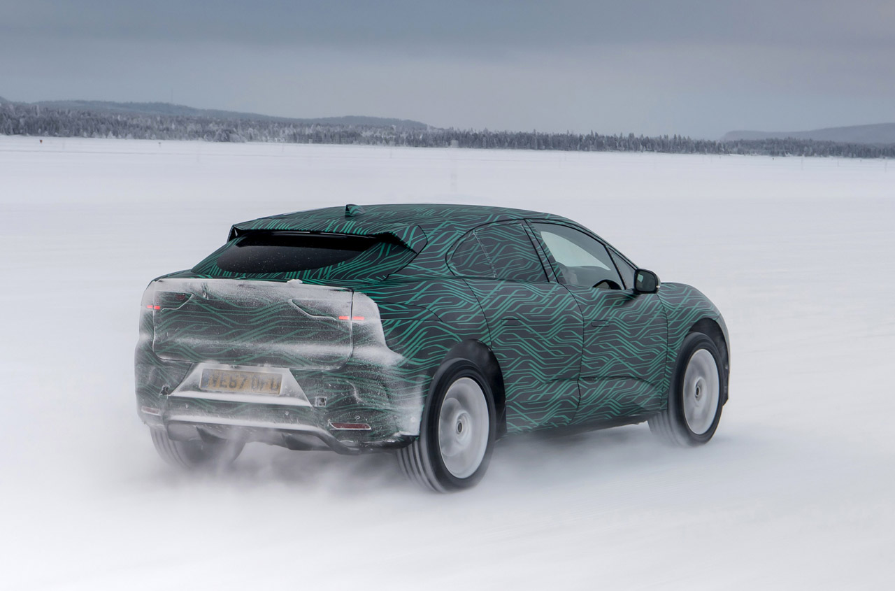 Jaguar testte de nieuwe elektrische I-Pace onder polaire omstandigheden. 1 maart wordt de auto definitief onthuld.