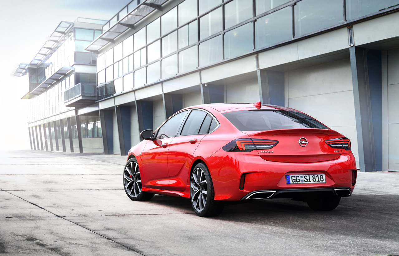 Opel volgt de Insignia OPC op door de nieuwe Insignia GSi waarmee een vertrouwde lettercombinatie weer helemaal terug is.