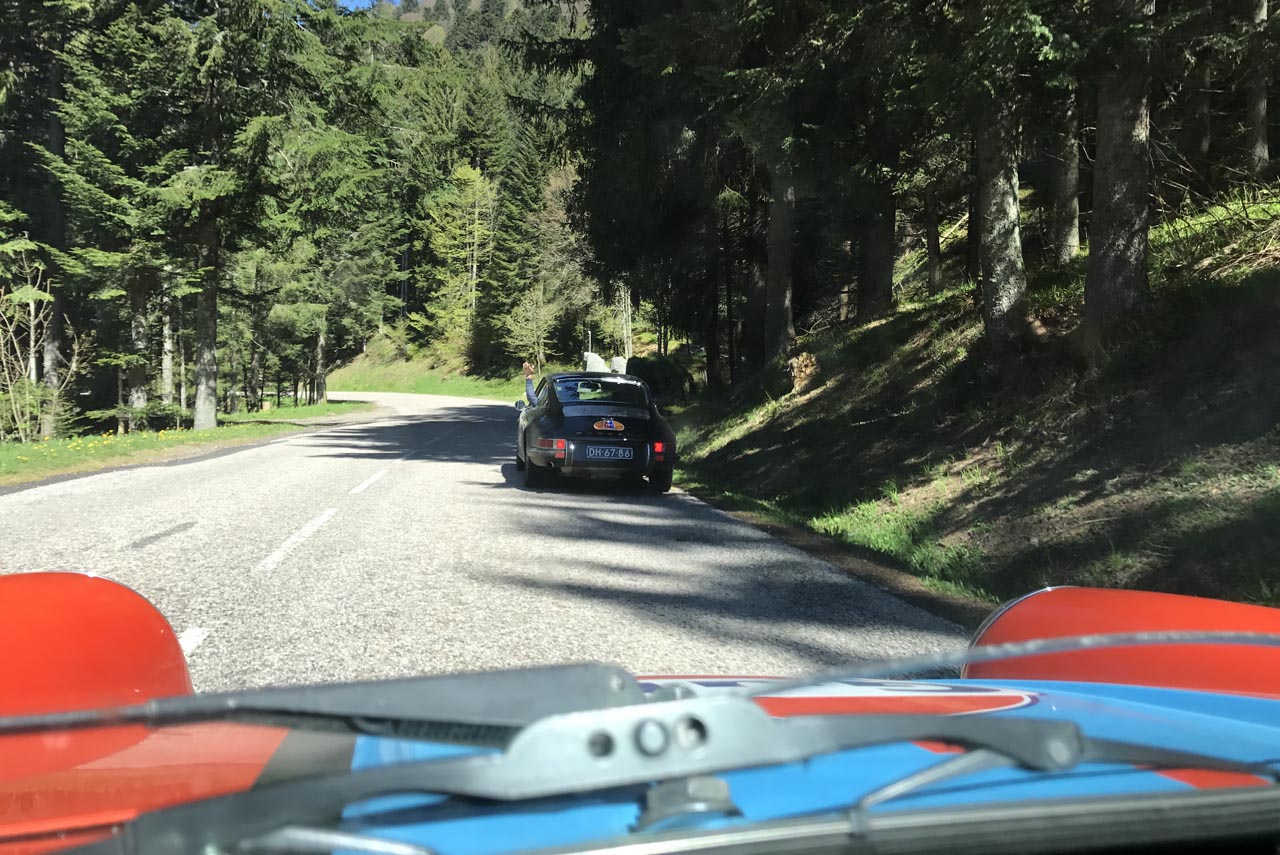 Ruben en Quinten van het AutoVandaag team rijden de derde dag van de Tulpenrally en komen op een flinke achterstand.