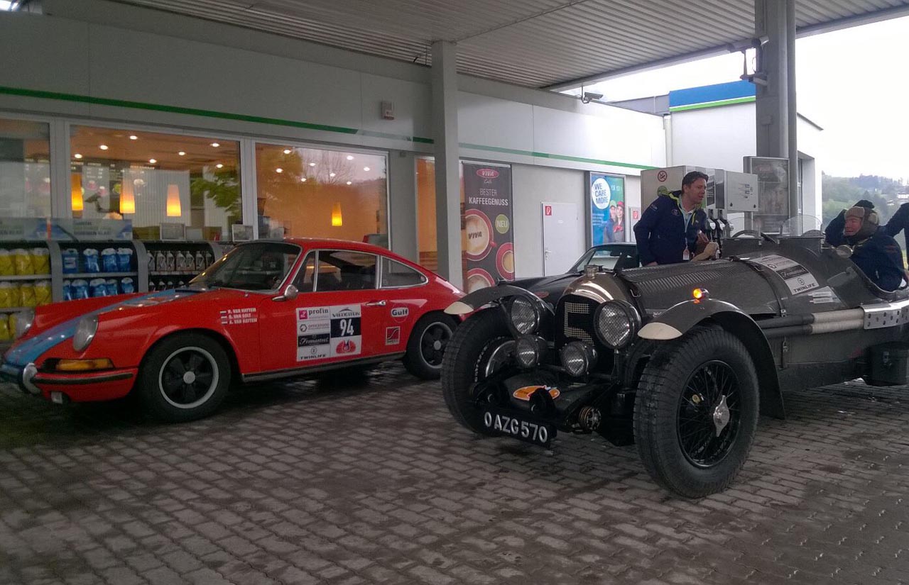 Ruben en Quinten van het AutoVandaag team rijden de derde dag van de Tulpenrally en komen op een flinke achterstand.