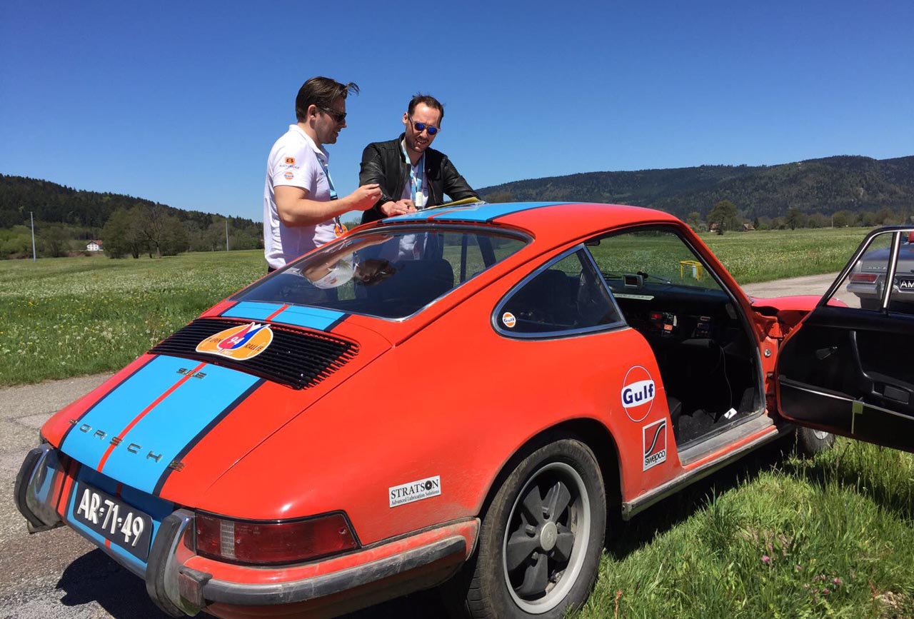 Ruben en Quinten van het AutoVandaag team rijden de derde dag van de Tulpenrally en komen op een flinke achterstand.