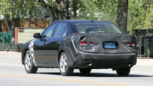 De Koreanen timmeren tegenwoordig flink aan de weg. De i30 staat vers in de showroom en nu is het de beurt aan de Hyundai Sonata, want er staat een facelift op stapel. Hij werd dan ook gesnapt in Cali