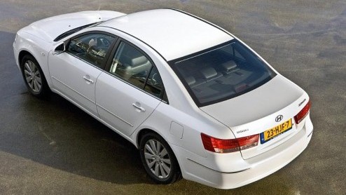 Hyundai gooit opnieuw alles in de strijd met de vernieuwde Sonata. De zakensedan krijgt naar eigen zeggen meer grandeur mee  u weet wel, het vlaggenschip - met verbeterde motoren, kleine uiterlijke 
