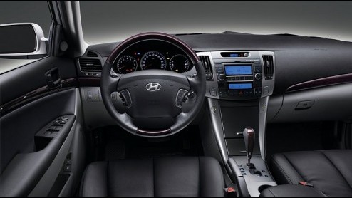 Hyundai gooit opnieuw alles in de strijd met de vernieuwde Sonata. De zakensedan krijgt naar eigen zeggen meer grandeur mee  u weet wel, het vlaggenschip - met verbeterde motoren, kleine uiterlijke 