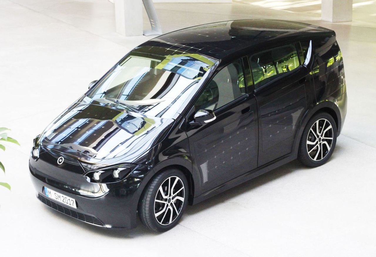 Het Duitse Sono heeft de Sion gepresenteerd, een elektrische auto waarbij de carrosserie voor een groot deel uit zonnepanelen bestaat.