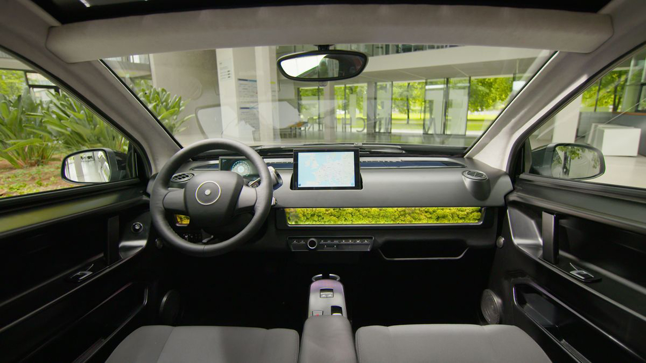 Het Duitse Sono heeft de Sion gepresenteerd, een elektrische auto waarbij de carrosserie voor een groot deel uit zonnepanelen bestaat.