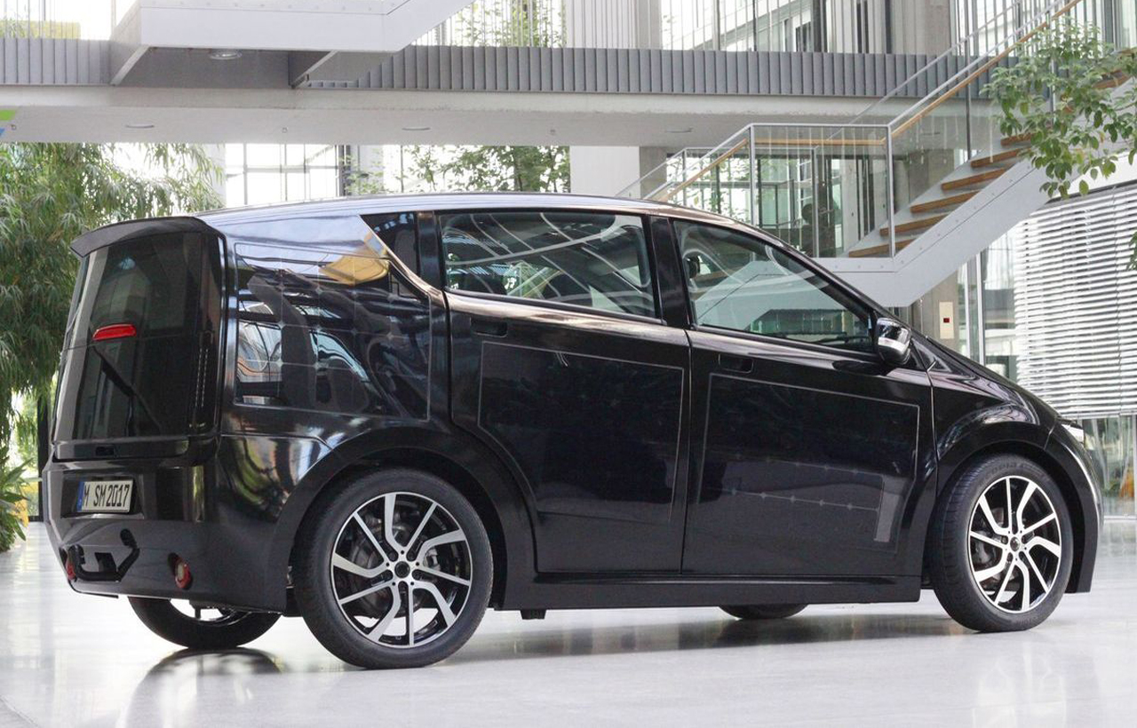 Het Duitse Sono heeft de Sion gepresenteerd, een elektrische auto waarbij de carrosserie voor een groot deel uit zonnepanelen bestaat.