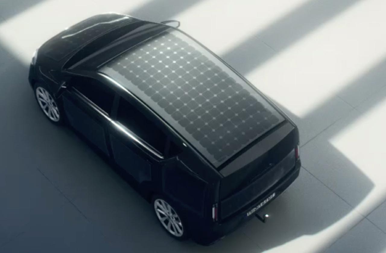 Het Duitse Sono heeft de Sion gepresenteerd, een elektrische auto waarbij de carrosserie voor een groot deel uit zonnepanelen bestaat.