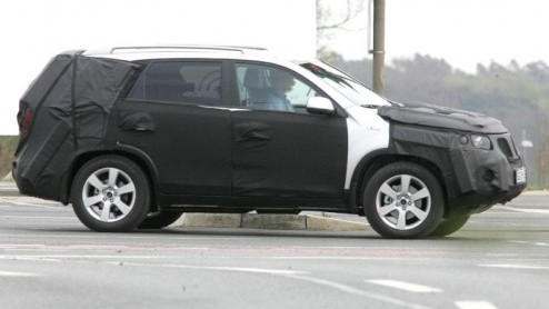 De Kia Sorento deed in 2002 zijn intrede, en met succes. Deze Koreaanse SUV laat goede verkoopcijfers zien, maar krijgt het door toenemende concurrentie, en ondanks de facelift in 2006 wel wat moeilij