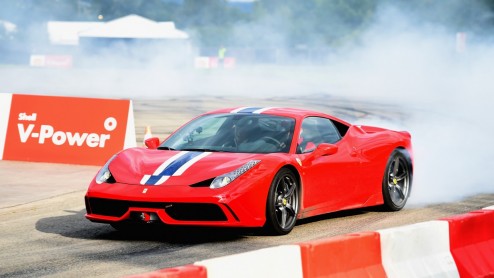 Met Shell en Ferrari's op Spa Francorchamps. Testrijden met meetapparatuur om reacties van het lichaam te analyseren.